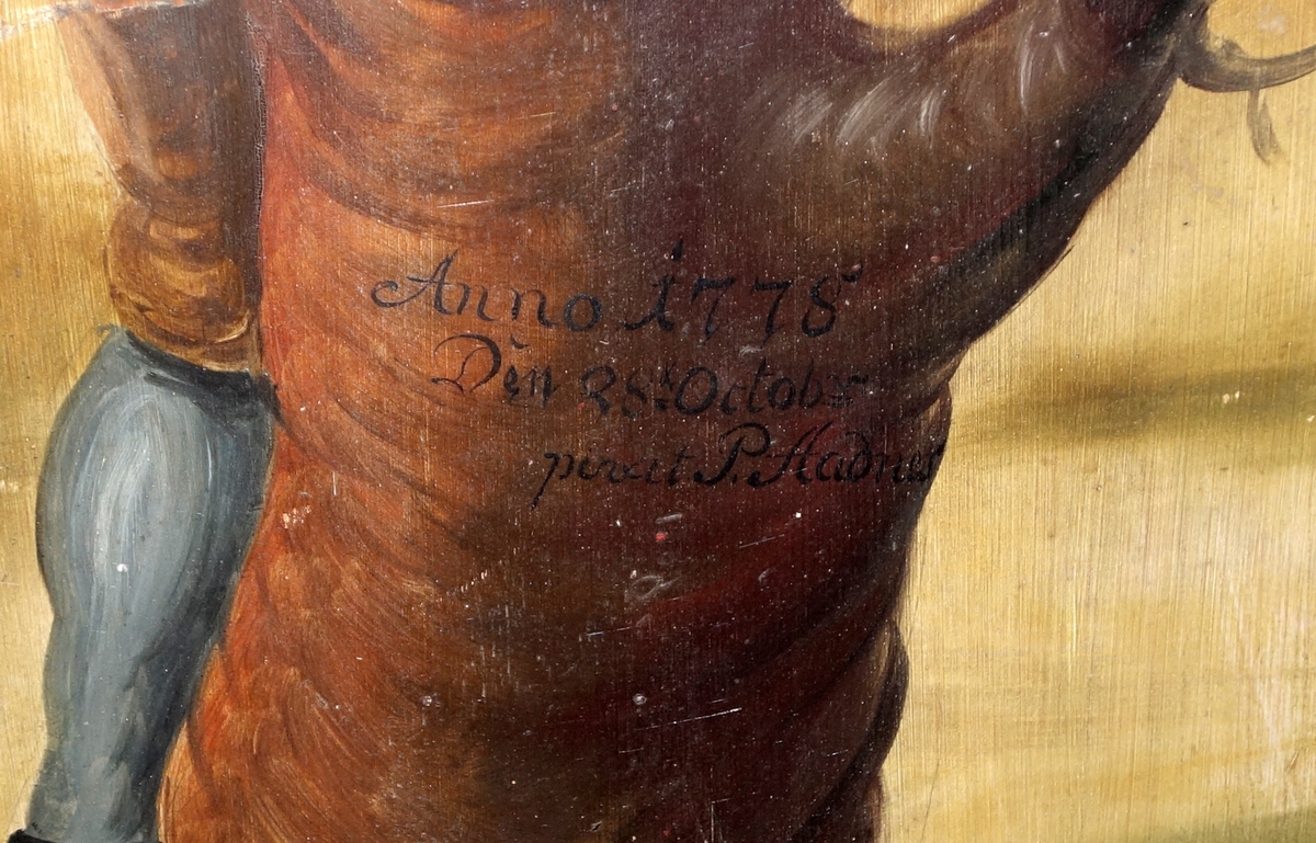 Laftet bygning i to etasjer. Svalgang i begge etasjer på inngangssiden, inntrukket svalgang på nordøstre fasade, der svalgangen ender i en utstikkende "hemmelighet", en utedo. Lukket svalgang i første etasje, delvis åpen svalgang i andre etasje. I svalgangen trapp til andre etasje. Fra svalgangen i første etasje dør inn til stua. Fra stua er det dør inn til et lite kjøkken i nordre hjørne og et kammers i østre hjørne.Stua har malte paneler med bilder med allegoriske motiver, som framstiller sanser og årstider, malt etter trykte forlegg. Disse er malt av Peder Ådnes, og kommer opprinnelig fra Bjellum i Jevnaker. I kammerset er det satt opp to paneler som er framstillinger av gardstunet på Bjellum.