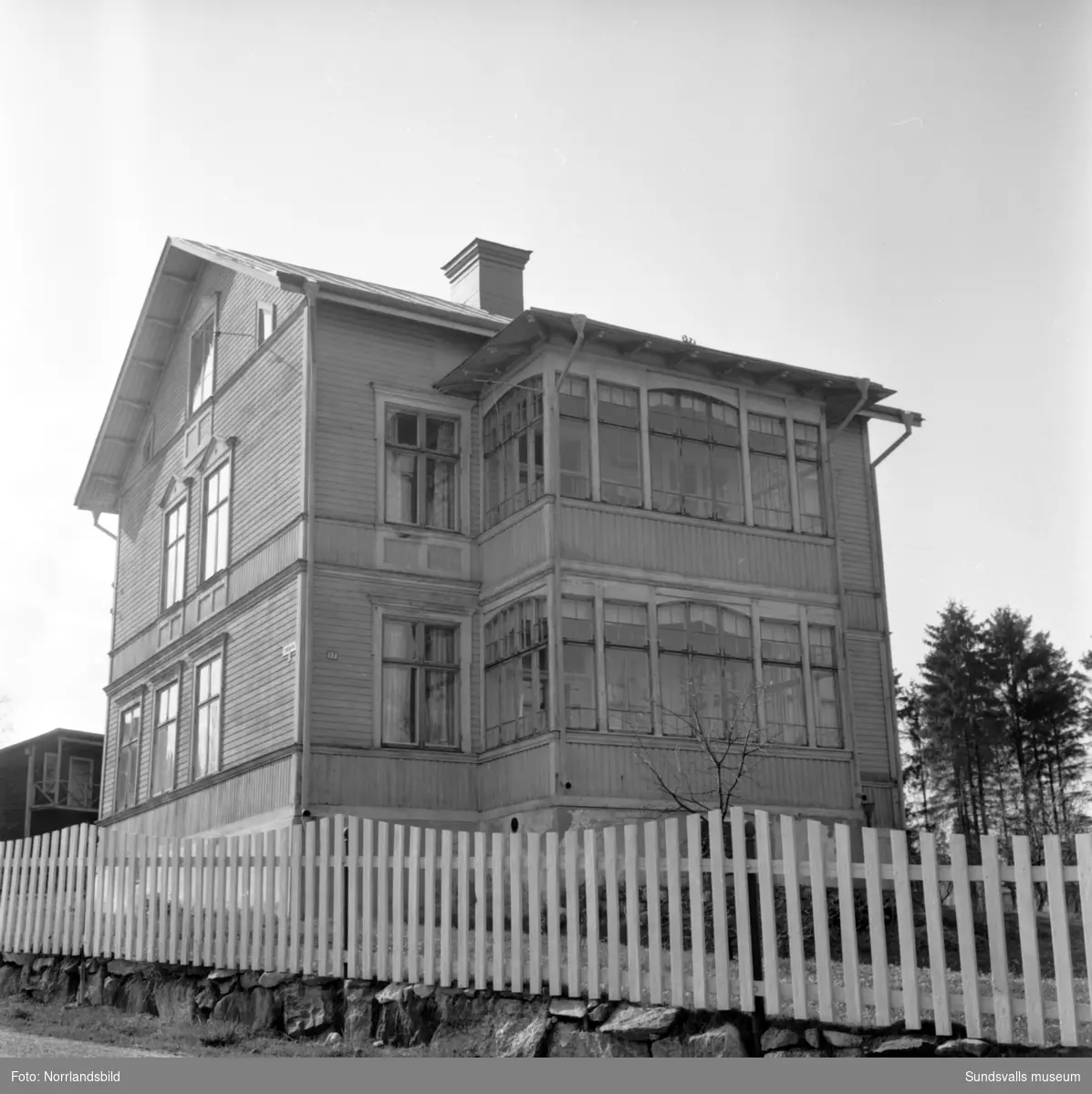 Lotsen Nybergs vackra hus med glasverandor som innan saneringen låg på tomten vid Lotsgatan 2, Trafikgatan 17 i västra Skönsberg. Huset revs på 1960-talet för att ge plats för bostadsområdet vid Riddargatan.