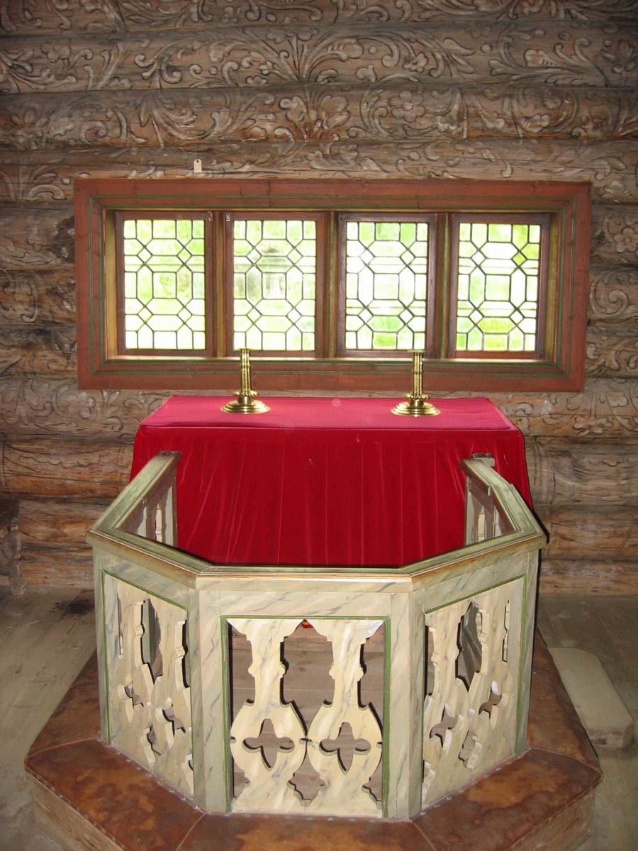 Laftet bygning i en etasje, tilbygget et tårn i hjørnet og sammenbygget med H 14, Isumstua. Kapellet har to rom, der det østre rommet har malt akantusdekor på vegger og i tak. Åpent inn til skipet, der gulvet ligger lavere enn i koret. I skipet er det kirkebenk langs nordveggen og et stort pulpitur mot vest. Klokketårnet har inngang fra mellombygget mellom kapellet og stua, og er formet som en klokkestøpul, med støpulen i Vågå som forbilde. Tekket med takspon. Ved gjenreisningen sagede spon, senere kløyvde spon.