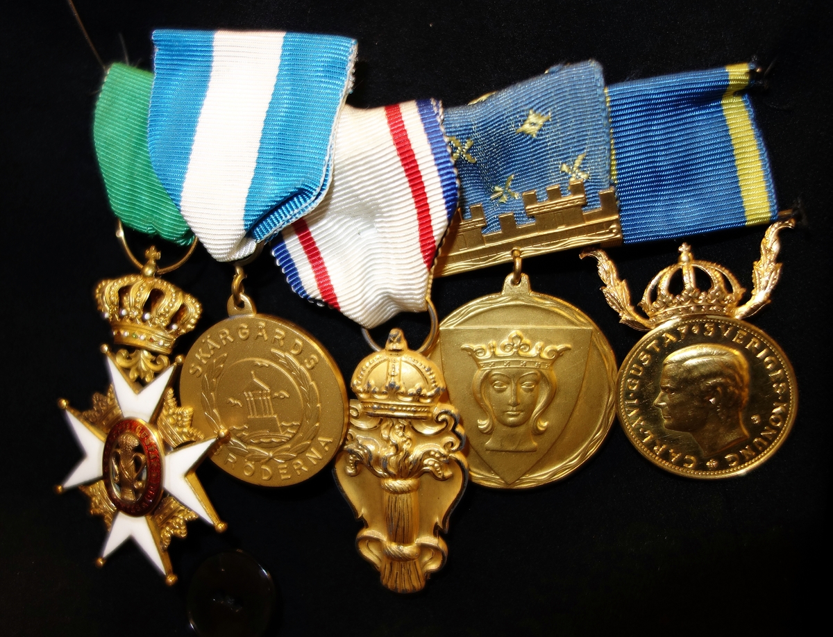 Frack och tillhörande byxor samt fem medaljer och ordnar.
Närmast hjärtat och ut:
1. Kungl. Vasaordens riddartecken av 1 klass, utnämnd 1959. 18K guld och emalj.
2. Sällskapet Skärgårdsbröderna. På baksidan står det Anders Franzén.
3. Förtjänstmedaljen som tilldelades dem vilka varit närmast delaktiga i arbetet med bärgandet och bevarandet av skeppet Vasa, utdelades år 1961. Förgyllt silver, tillverkad av f:a C. C.  Sporring & Co, Stockholm. Text på baksidan: För förtjänster om bärgning och omhändertagande av regalskeppet Wasa förlorat 1628 återvunnet ur djupet 1961.
4. Stockholms Stads förtjänstmedalj (S:t Eriksmedaljen) av 23K guld. På baksidan står: Anders Franzén 1977.
5. Kungl. Medaljen för Nit och redlighet i Rikets tjänst. 23K guld. På baksidan står det Anders Franzén ovanför ett par sammanbundna ekkvistar.