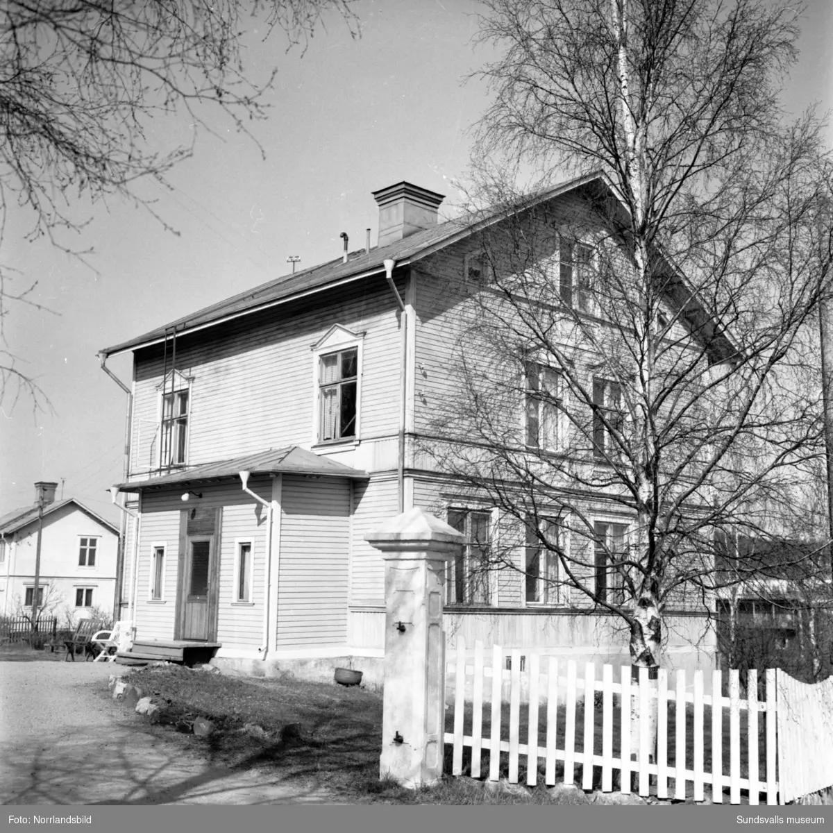 Lotsen Nybergs vackra hus med glasverandor som innan saneringen låg på tomten vid Lotsgatan 2, Trafikgatan 17 i västra Skönsberg. Huset revs på 1960-talet för att ge plats för bostadsområdet vid Riddargatan.