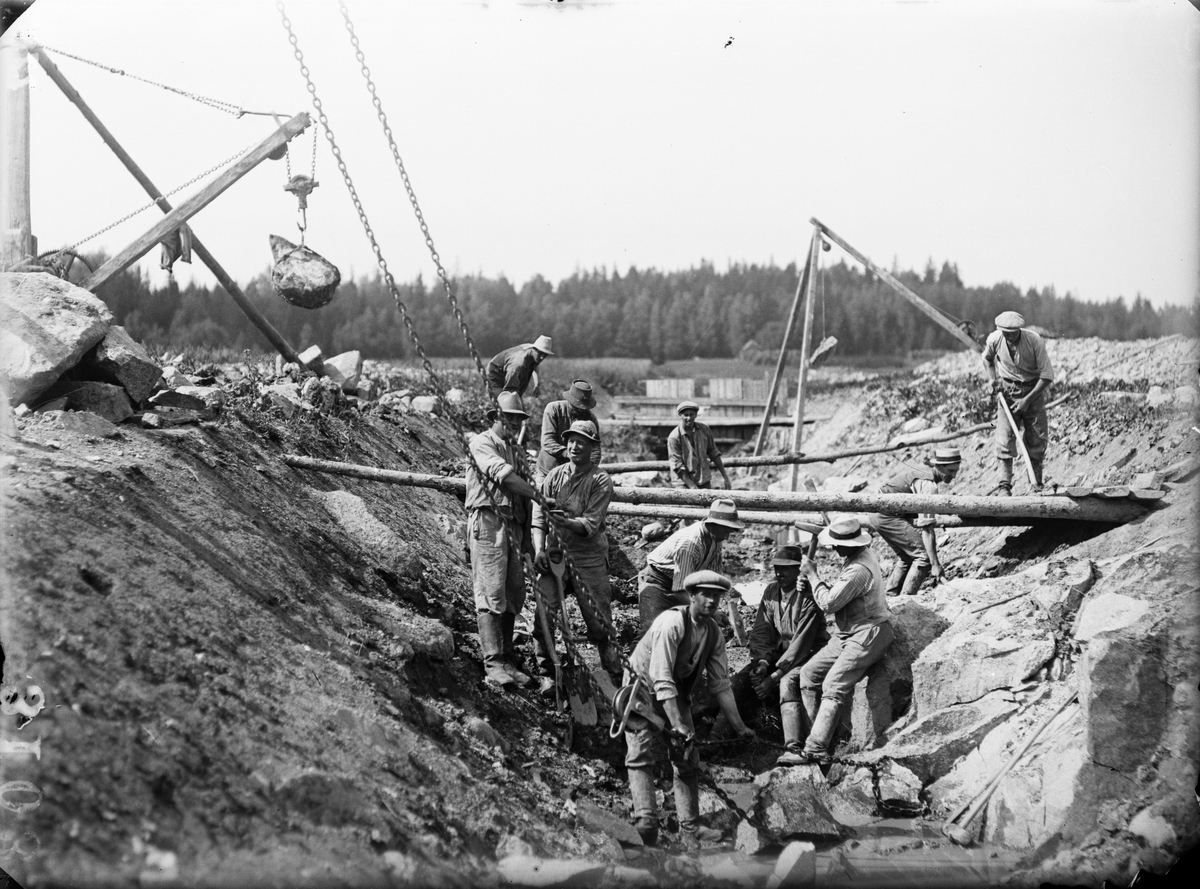 "Vid Ravastbobäcken i Simtuna, arbetet i full gång", Uppland 1922