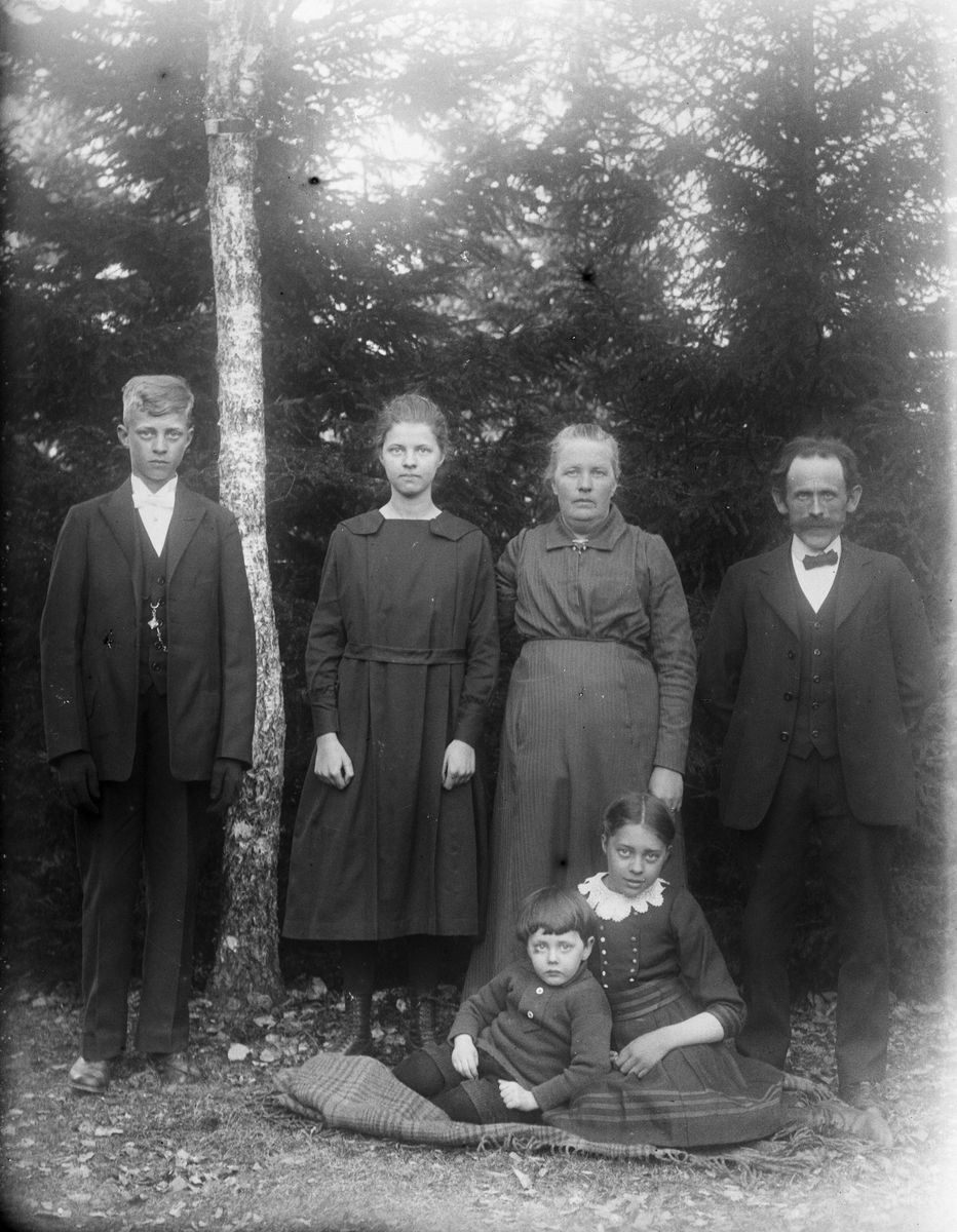 Frida och Sigfrid Johanson med barnen "vid björken", Grinda, Torstuna socken, Uppland 1923
