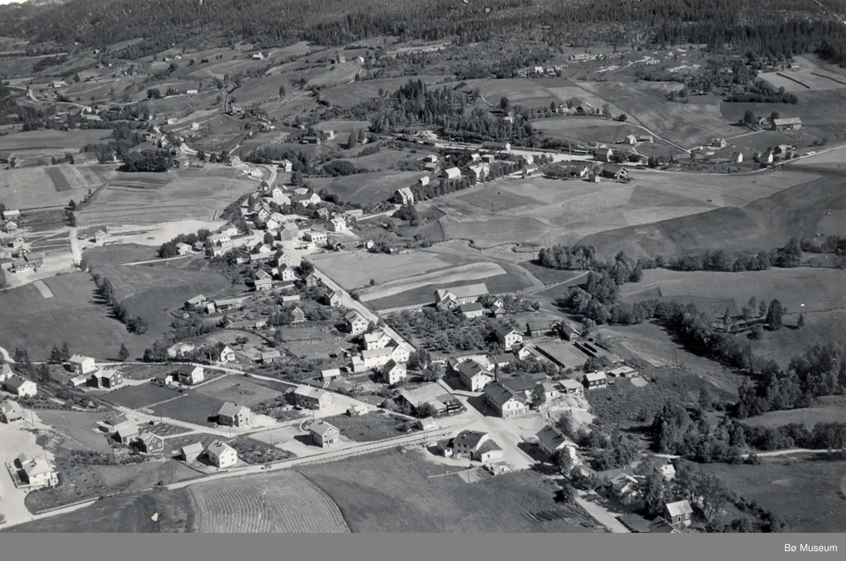Flyfoto av Bø sentrum
