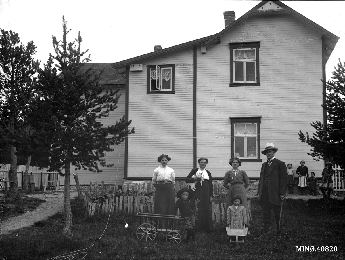 Familie foran bolighus