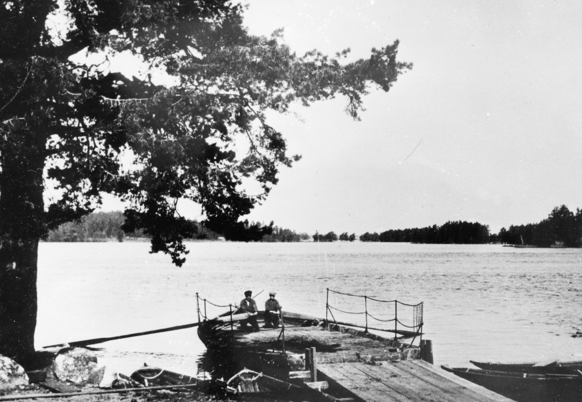Hedesunda,
Södra sundets färja vid Korsnäset 1925,
Färjkarlen Per Olov Pettersson med son.
