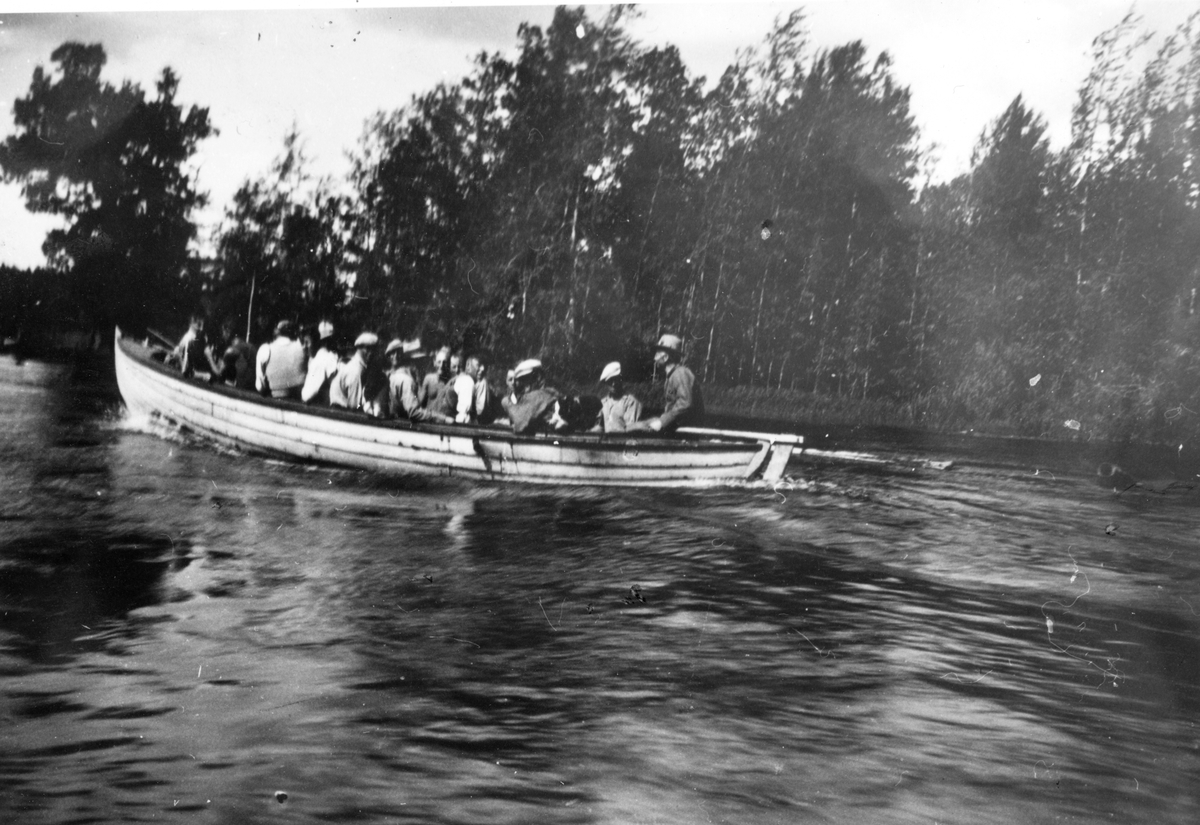 Hedesunda.
Båt som fraktar flottare till skiftet vid Rämsön 1935.