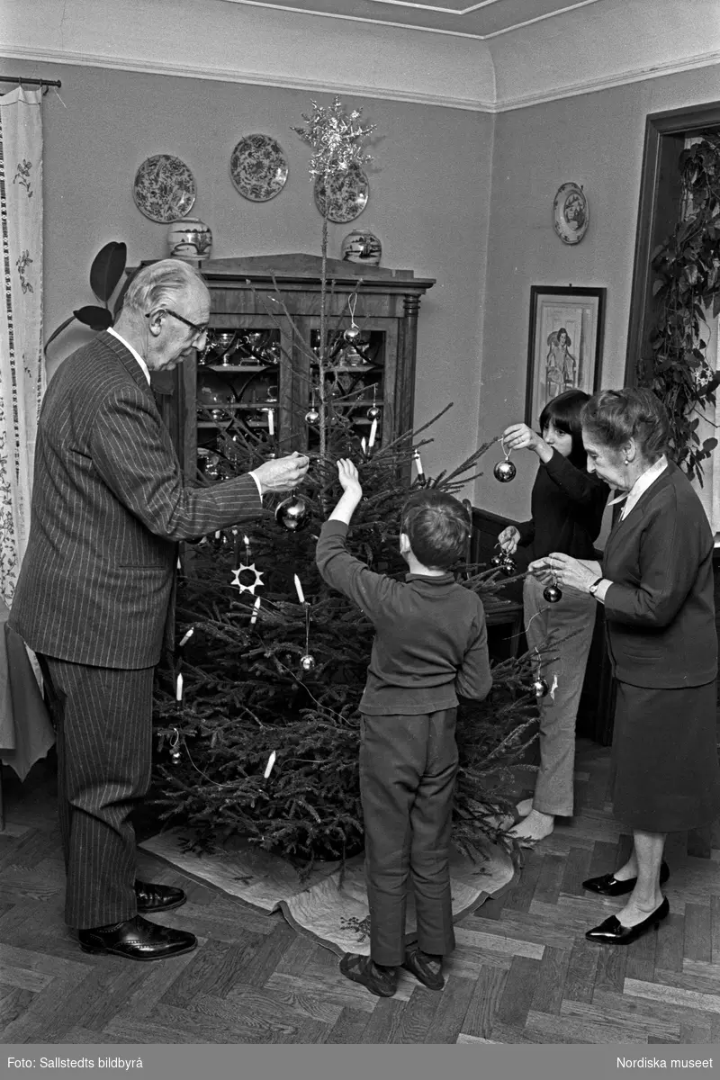 Tonsättaren Hilding Rosenberg i hemmet i Bromma. Han klär en julgran tillsammans med hustrun Vera och barnbarnen.