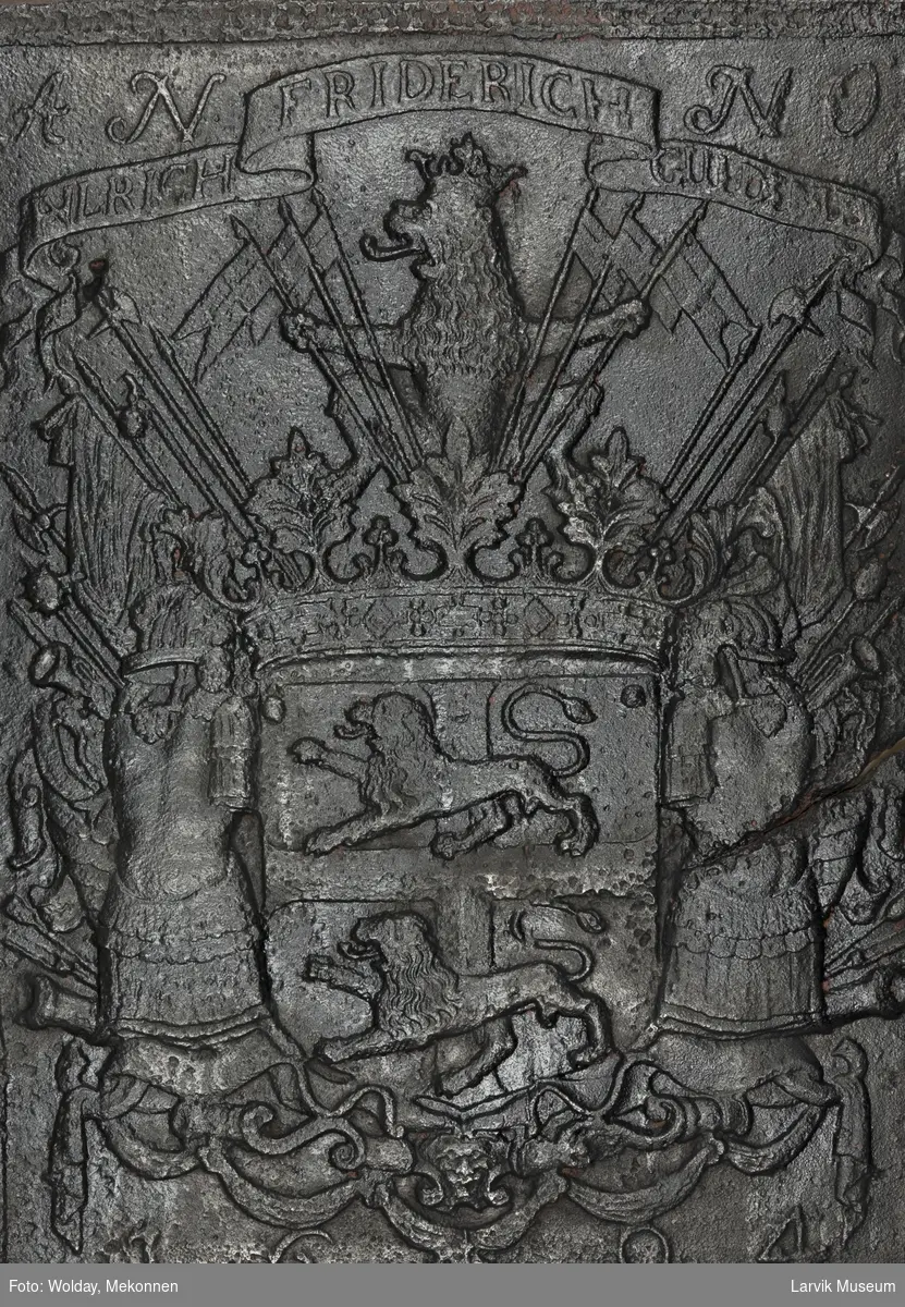 Ulrik Fr. Gyldenløves våpenskjold med krigerske emblemer.