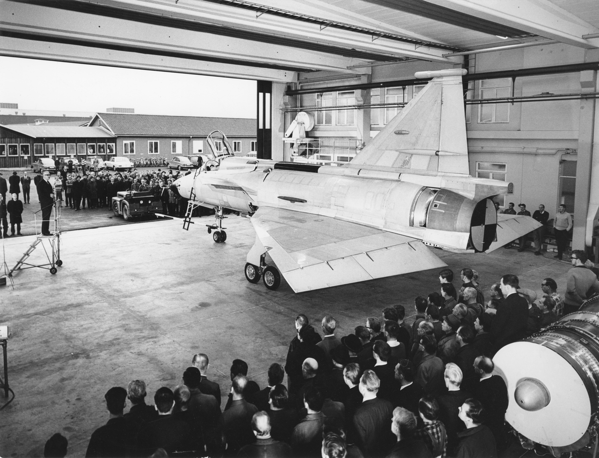 Den första prototypen av flygplan Saab 37 Viggen, 37-1 presenteras vid Saabs fabrik i Linköping, 1966. Inbjudna gäster och i talarstolen, chefen för Saab, Tryggve Holm.