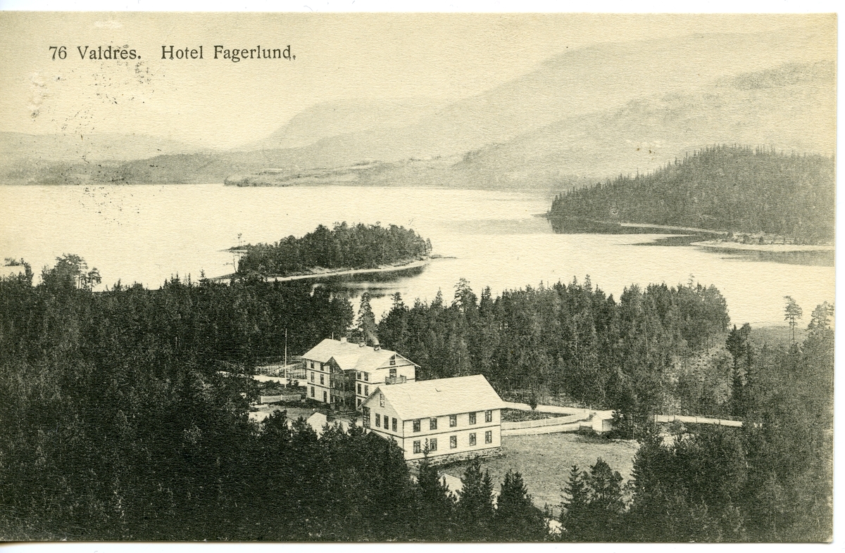 Postkort med motiv fra Fagernes og Strandefjorden. Fagerlund hotell midt i bildet, Vesleøya til venstre og Storøya til høyre.