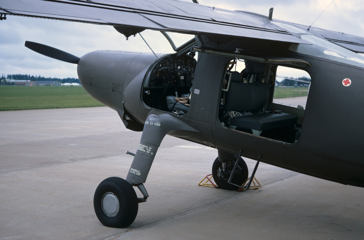 Flygplan Fpl 53 nummer 53272 tillhörande Artilleriflygskolan står på ...