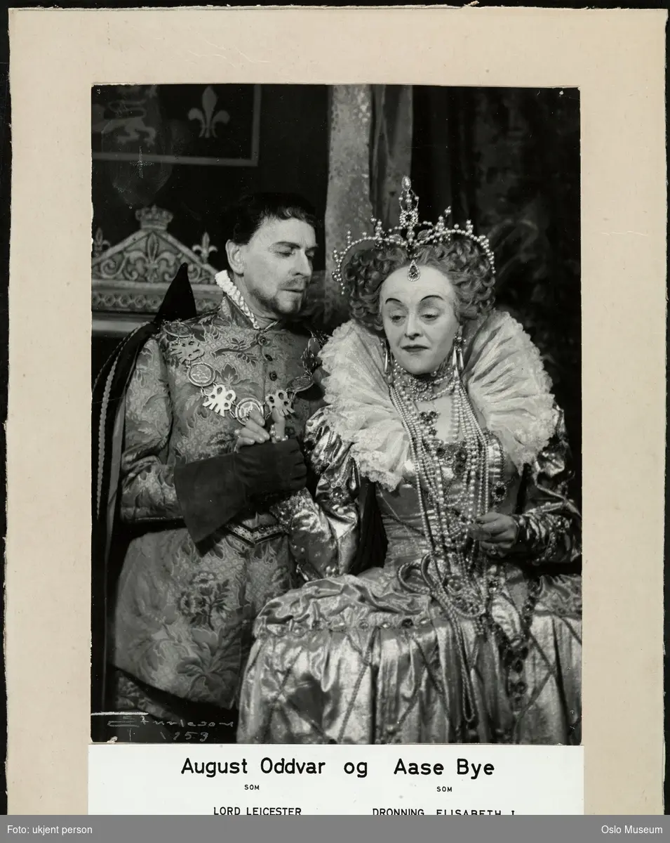 dobbeltportrett, kvinne, mann, skuespillere, rollebilde, Dronning Elisabeth og Lord Leicester i "Maria Stuart" av Friedrich von Schiller på Nationaltheatret, stående halvfigur, kostymer