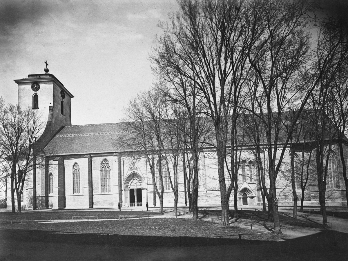 Orig. text: Domkyrkan med gamla tornet.

Tornet ritat av arkitekten Hårleman och byggdes 1750, byggdes om av Helgo Zettervall 1878.