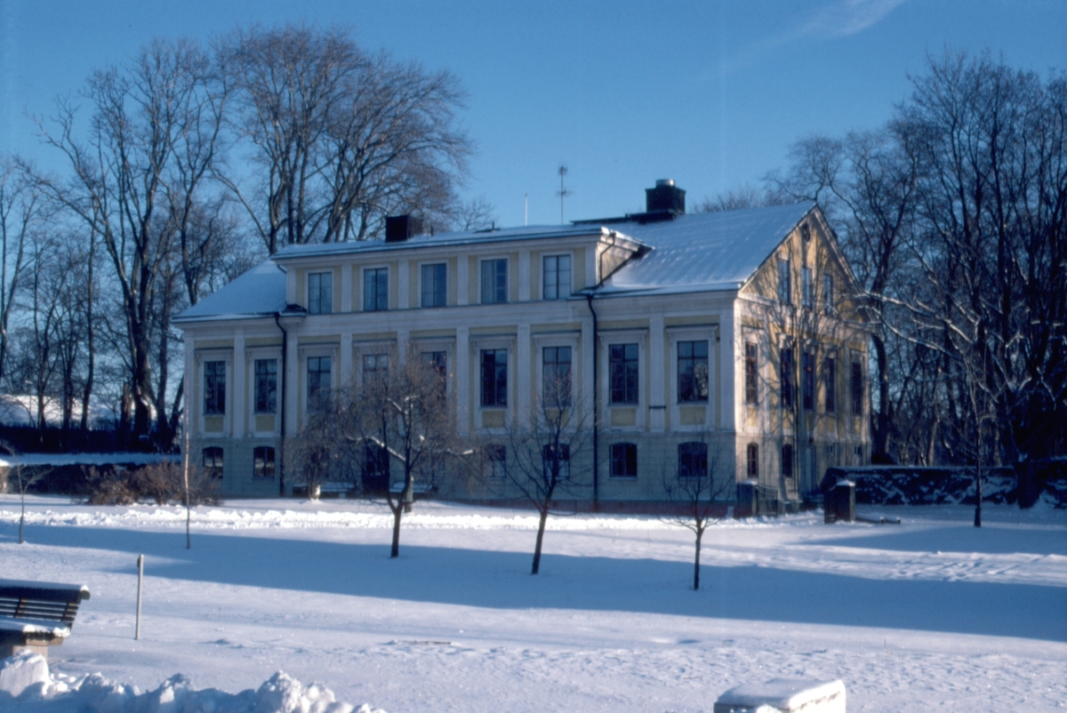Orig. text: Valla, huvudbyggnaden från väst.

Valla fritidsområde. Valla gård, huvudbyggnaden, uppförd 1859.