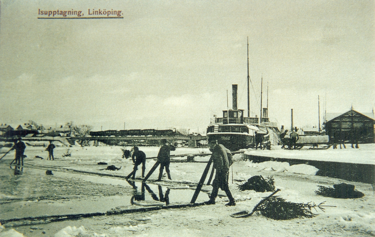 Isupptagning i Linköping. Bilden visar hamnen vid Stångån. I bakgrunden syns järnvägsbron.