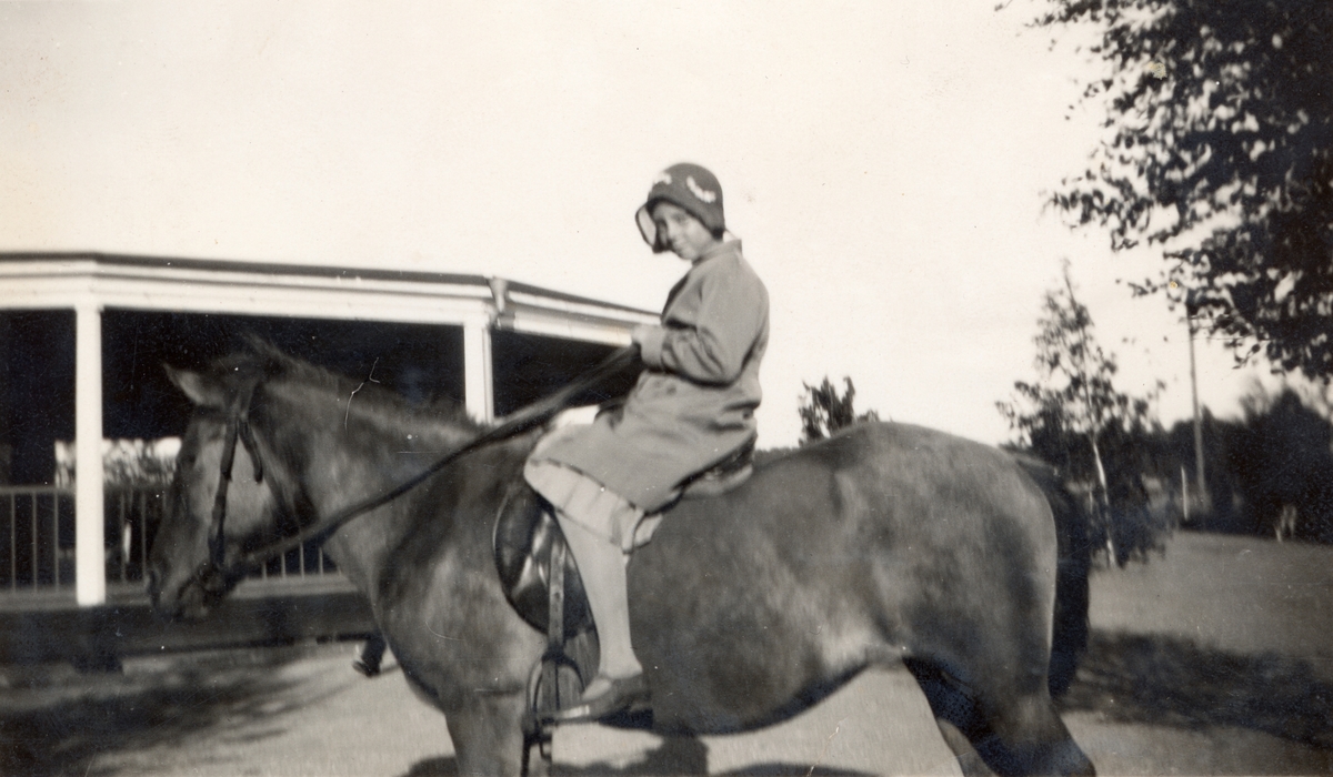 Orig. text: Folkets Park omrking 1935.
Flickan till häst är Mary Larssson, dotter till Karl Larsson, I bakgrunden syns dansbanan för modern dans.