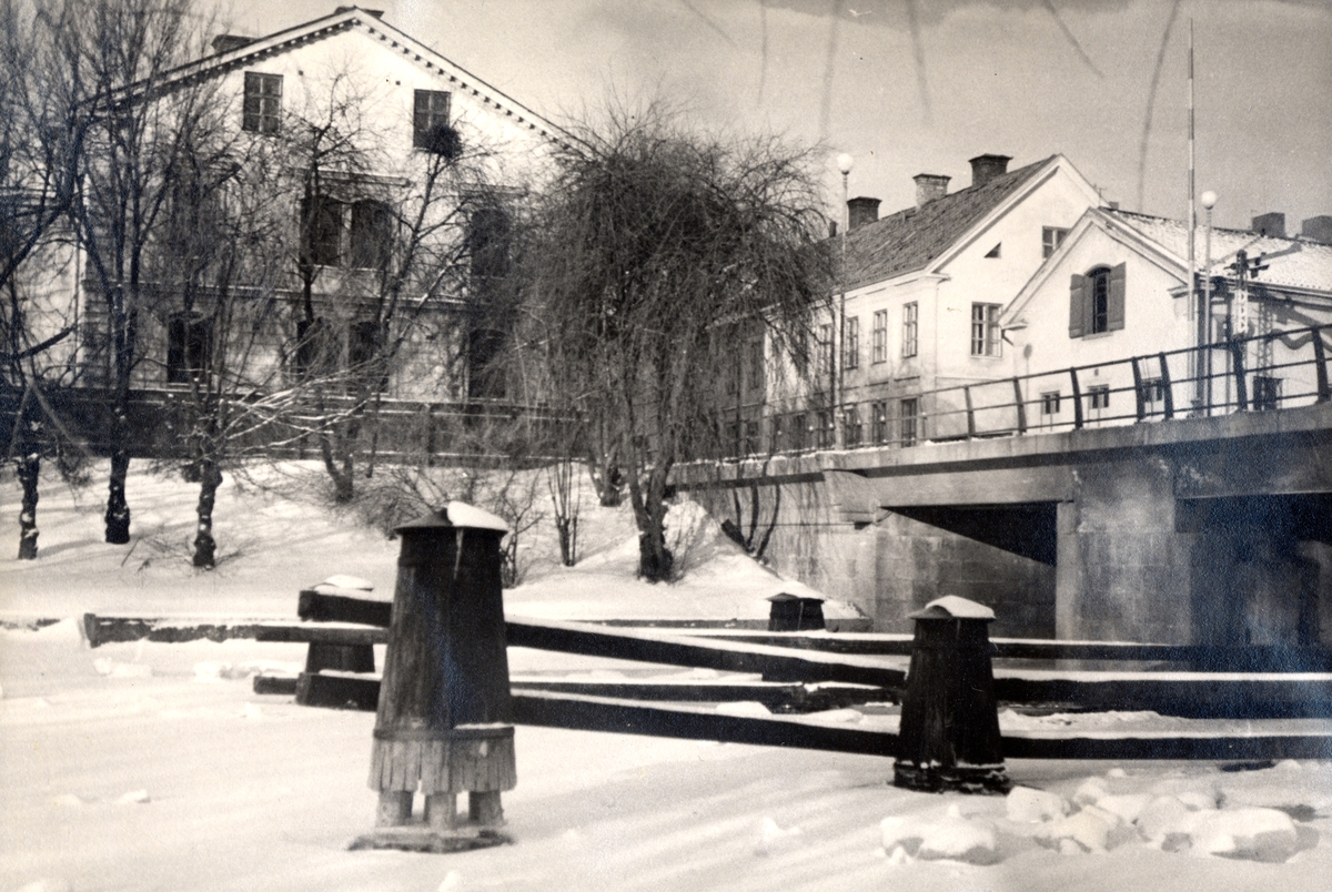 Orig. text: Dykdalberna vid Stångebro. Vintern 1939-1940.