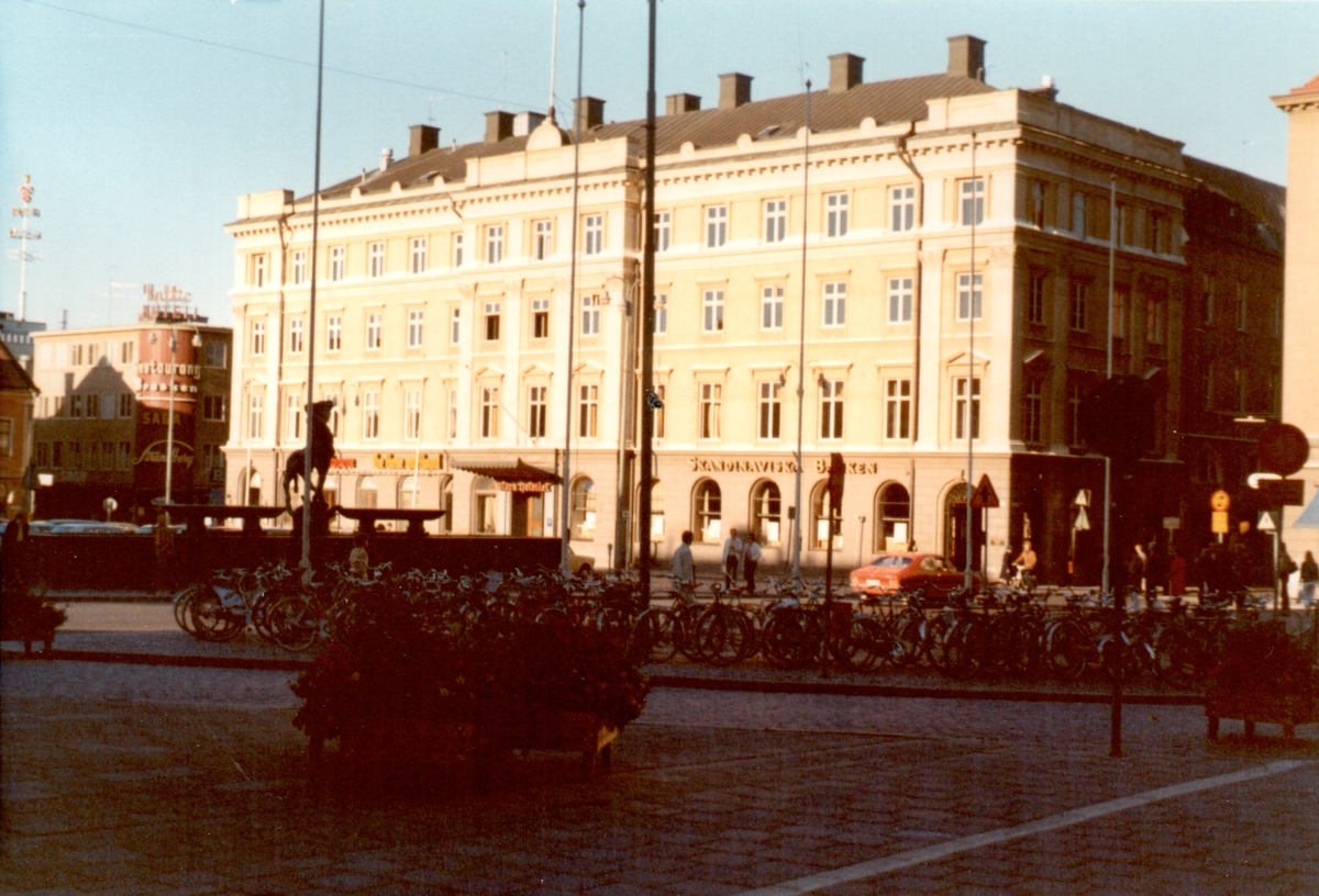 Stora torget med Stora Hotellet med Folkungabrunnen, skulptur av Carl Milles, 1927, i förgrunden.

Stora Hotellet är uppförd 1852 i empirestil. En av landets äldsta hotellbyggnader. Arkitekt och byggmästare: Jonas Jonsson. Byggnaden markerar övergången från trä- till stenhus i Linköping. Byggnaden utvidgades 1893 med en flygel mitt i byggnadskroppen mot Klostergatan för att skapa en konsertsalong, samt påbyggdes en fjärde våning efter A.E. Melanders ritningar, byggmästare var Oscar Nylander och A G Johansson. 1905 byggdes en flygel i sten mot Storgatan efter Werner Northuns ritningar, byggmästare var Oscar Nylander.