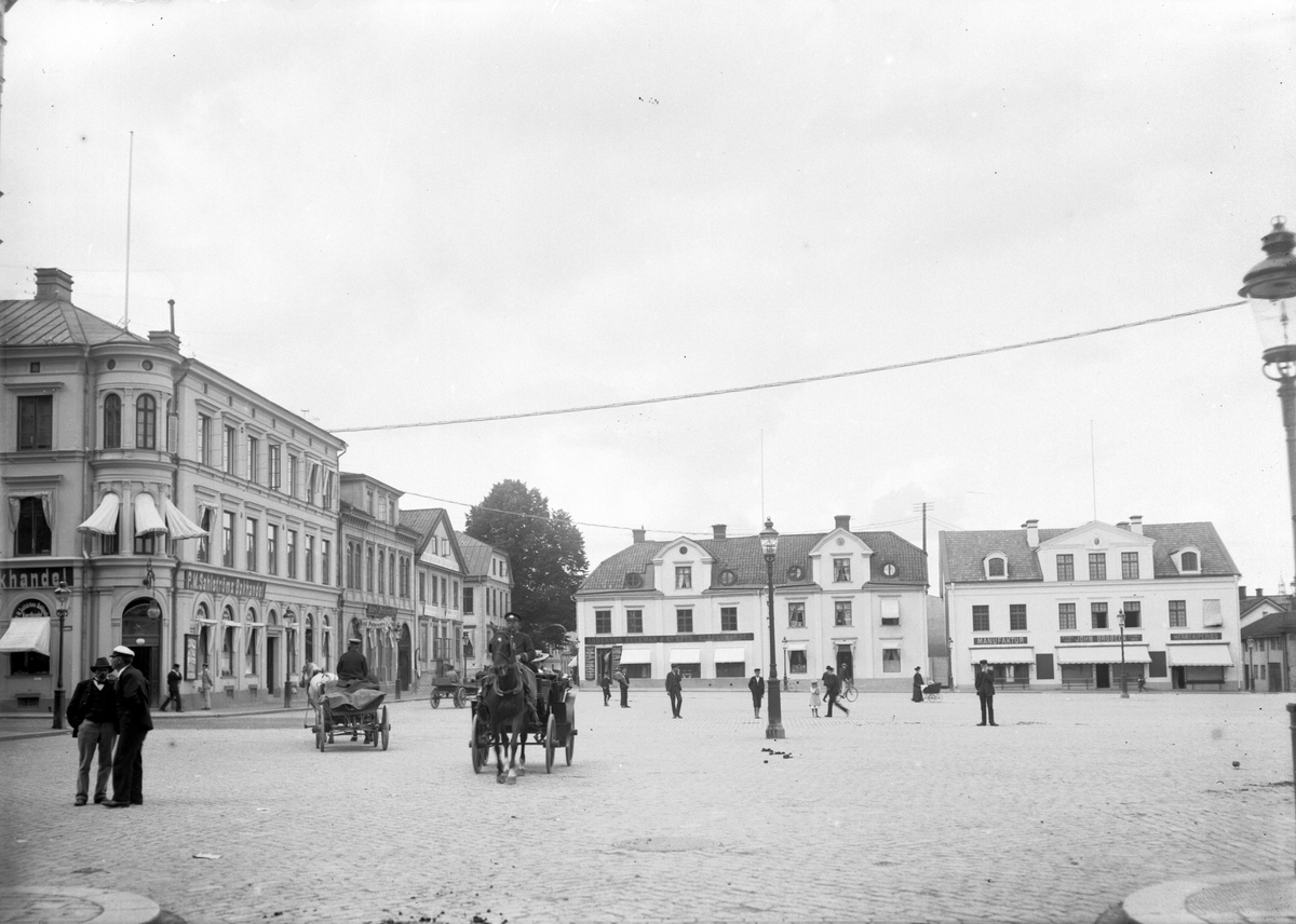 Stora torget sedd norrut från Bokhållaregatan. Till vänster i bild i kvarteret Apoteket ses P. M. Sahlströms bokhandel.
Byggnaderna rakt fram är Stora torget 6, 7, 8. 
Stora torget 6-7. De två sammanbyggda byggnaderna uppfördes som två olika fastigheter vid slutet av 1700-talet. Stora torget 6 (vänster i bild) uppfördes 1776 av handelsman Daniel Elgerus som saluförde tyger. I gårdens bottenvåning inrymdes även en liten utskänkningsrörelse. 1857 köpte C. J. Andersson och  W. Beckman gården. År 1866 köpte de även grannfastigheten Stora torget 7 (höger i bild). Stora torget 7 uppfördes sannolikt av rådmannen, sämskmakaren, Abraham Meijer efter det han köpt fastigheten 1788. Efter köpet 1866 förenades byggnaderna till en enda.  1868 öppnade C. O. Kock stadens första tandläkaremottagning i fastigheten. 1936 sattes de stora skyltfönstren in.
Stora torget 8. Lagerströmska huset, troligen uppfört 1745-47 av friherre Carl Mörner. Frontespisen tillkom 1825. Ombyggt av Johan Albert Lagerström 1910, då troligen kartuschen och gårdsportalen tillkom. 1754-1800 fanns här ett gästgiveri. Byggnaden var rivningshotad 1979, men genom ytterligare diskussioner för ett bevarande och bidrag från Carlstedtska fonden ändrades beslutet och i juli 1983 återinvigdes byggnaden.