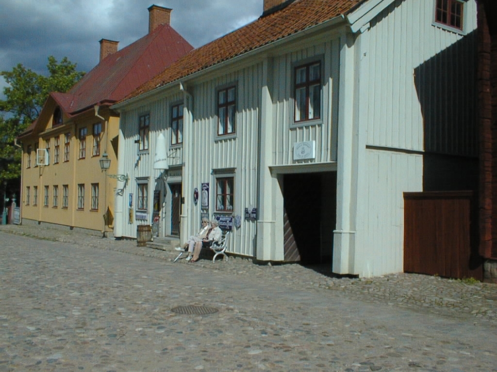 E G Beckers handelsbod: Huset flyttades till Gamla Linköping från Storgatan 62. Byggnaden stod klar 1757. Byggherre var guldsmeden Samuel Presser (d 1783). Den är en typisk hantverkaregård från andra hälften av 1700-talet, med verkstaden i bottenvåningen och bostaden i ovanvåningen. Ingången vette mot gården. Portlidrets dörrar var låsbara. Affärsingången togs upp 1864 i samband med att handlaren E G Becker (1823-1906) öppnade butiken på Järntorget. Sockertoppen ovanför entrén har tidigare suttit på Bergströms affär på Drottninggatan 18 i Linköping.