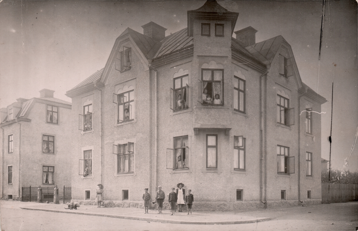 Orig. text till bilden: Skolgatan 9?

Extern uppgift: Byggnaden står vid korsningen Sandgatan/Hjälmgatan och kallades i folkmun för Tornhuset.