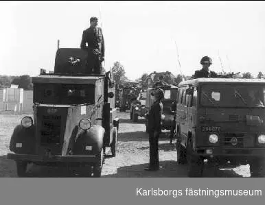 Regementets avsked av Skövde, minneshögtid söder livhusarkasernen. Major Bernhard Englund presenterar, från en pansarbil m/41, paraderande fordon.