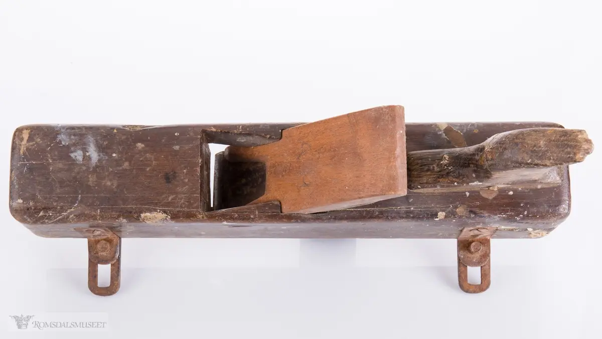 Høvel med jern og kile og håndtak i bakkant. Reguleringsmekanisme for bredde i jern som reguleres med to skruer.