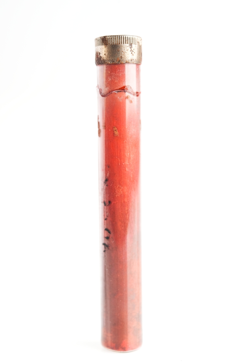 En av tre stycken tuber med färgpigment: rött, grönt och umbra, varav denna a. innehåller röd färg.