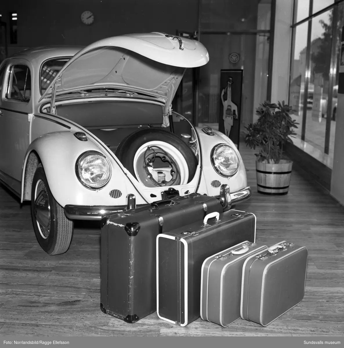Nya Volkswagen bubbla 1962 i Bil & Buss bilhall på Västermalm.