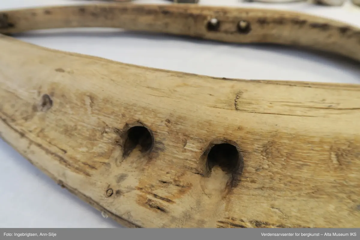 Bogtre, eller treklave, for okse. To avlange trestykker som er flat og buet i tykkeste ende. Midt på bogtreene er det to hull på langs til å tre seletøy gjennom. Bogtreene er knyttet sammen av lærreim øverst. I den nedre avslutningen er den firkantet med hull midt i. Langs kantene på begge trestykkenes fremside er det risset inn dekorlinjer.