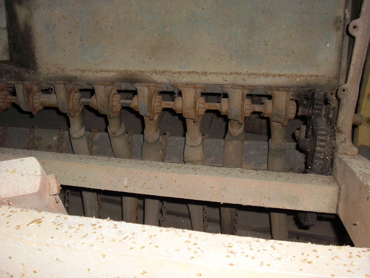 12 sålabber, såkasse av tre, trehjul. 