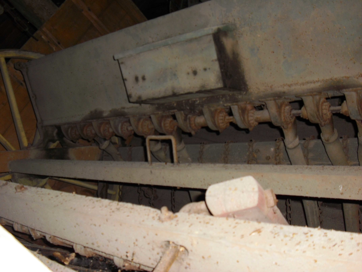 12 sålabber, såkasse av tre, trehjul. 