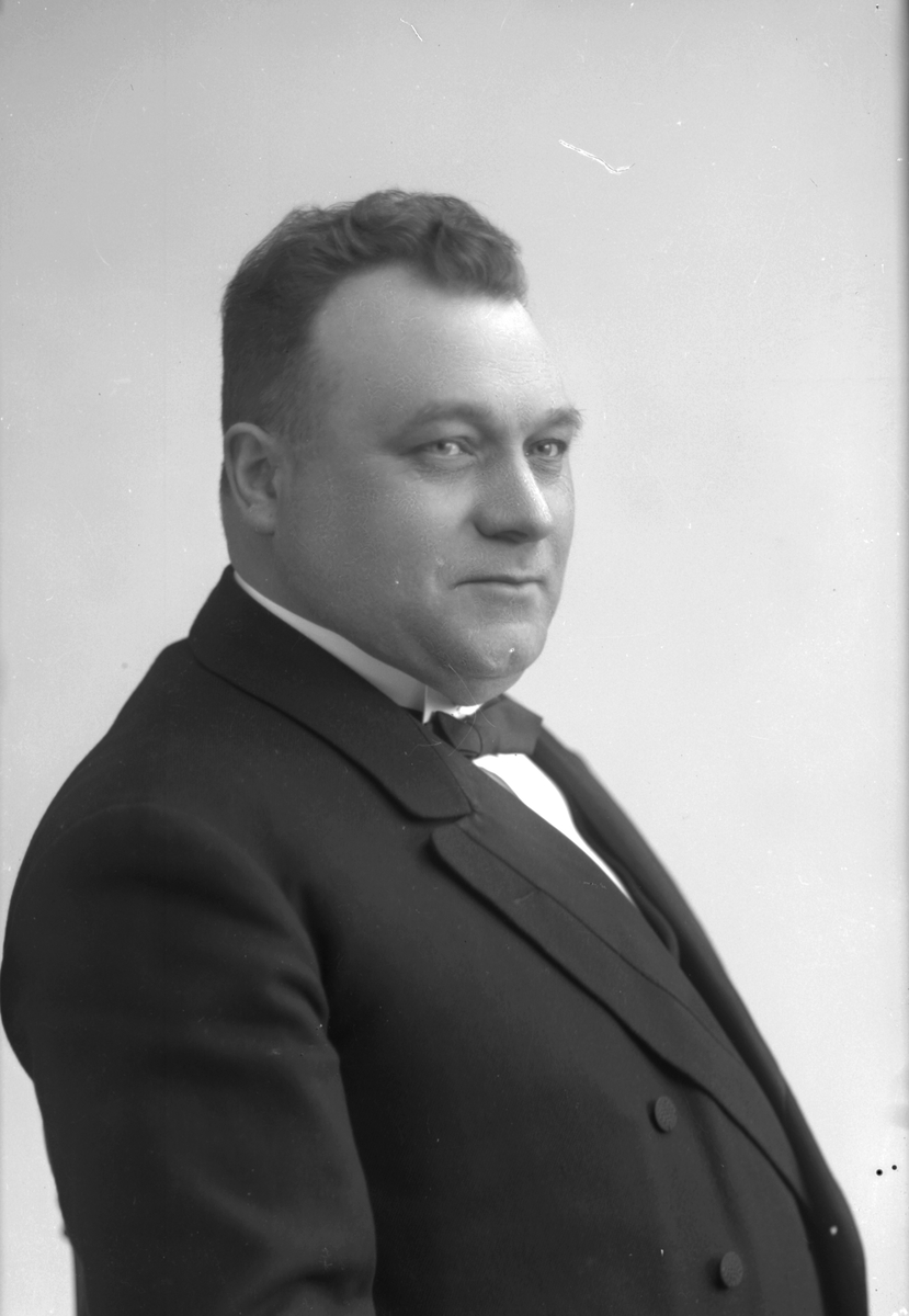 Adjunkt Gustaf Wykman, född: 6 juni 1881. Undervisade vid Högre Allmänna Läroverket. (Vasaskolan).
Bostadsadress: Drottninggatan 8, Gävle
