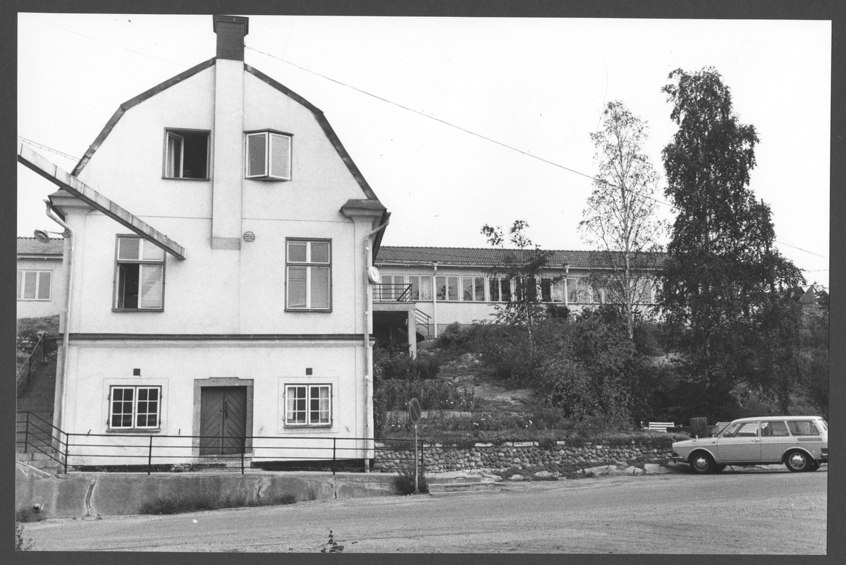 Ekensbergs varv 1970: varvskontoret, tidigare Ekensbergs värdshus. På höjden bakom varvskontoret ritkontoret.