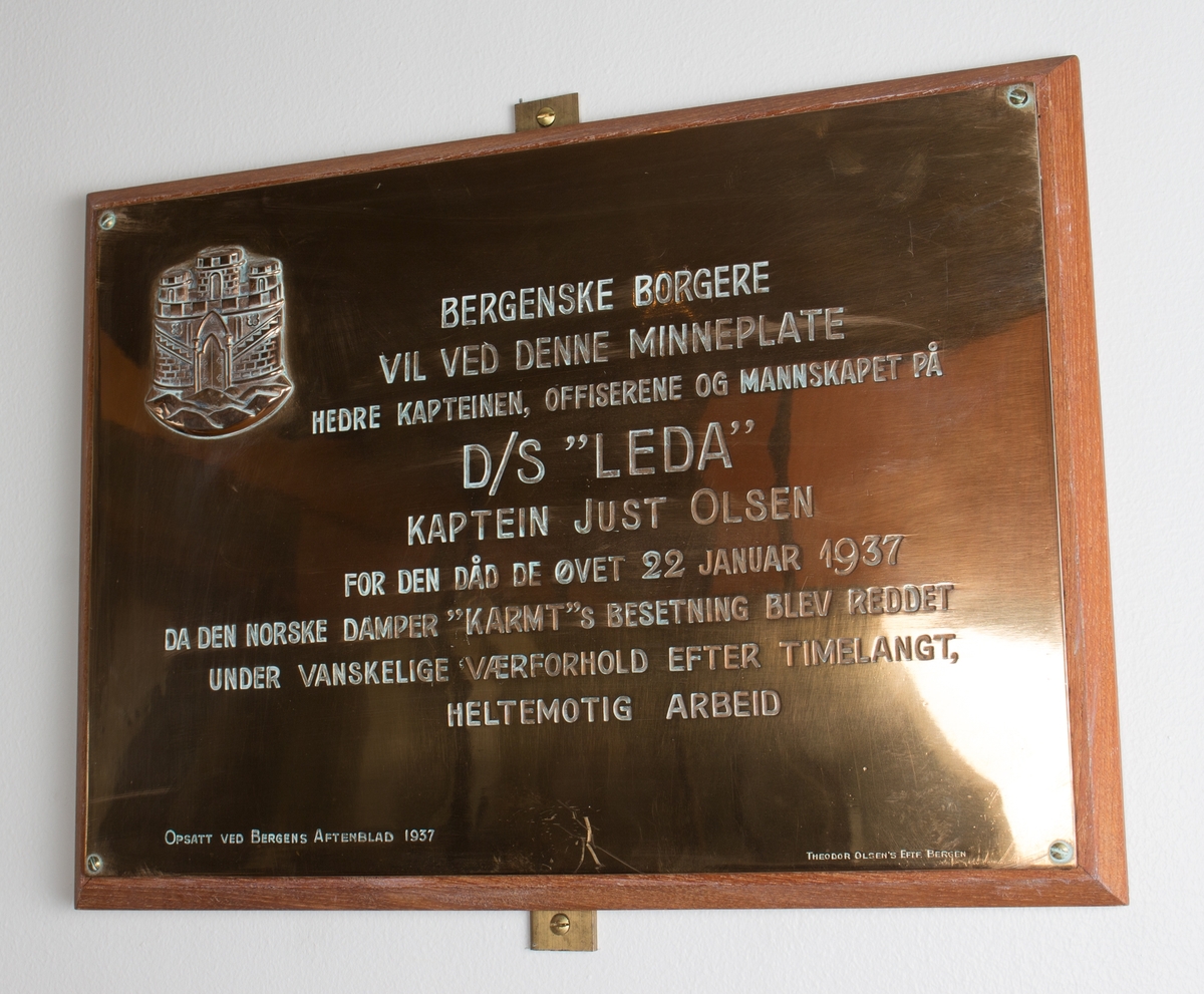 Plakett med relieff og tekst da LEDA reddet mannskapet på DS KARMT i Nordsjøen 23. januar 1937 gitt fra bergenske borgere til besetningen
