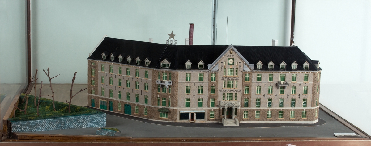 Husmodell som viser bygningsmassen til Det bergenske Dampskibsselskab sin administrasjonsbygning på Bradbenken. Bygningen ble innviet 13. desember 1913 og ødelagt ved eksplosjon den 20. april 1944.