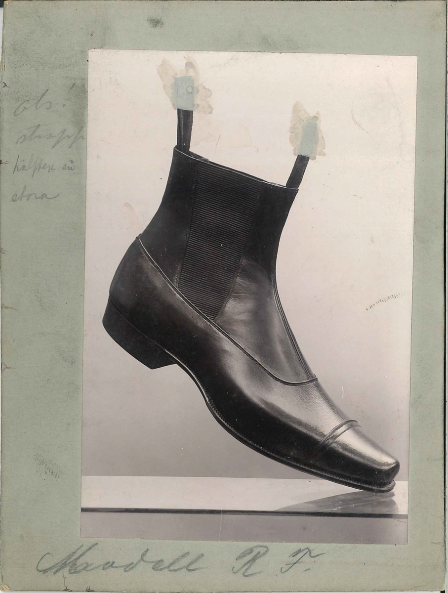 Fotografi av ett skodon. Sko. Modell från sekelskiftet 18-1900.

Använd som reklam på A F Carlssons skofabrik.

Ingår i en samling med 123 stycken kort i kartong.
