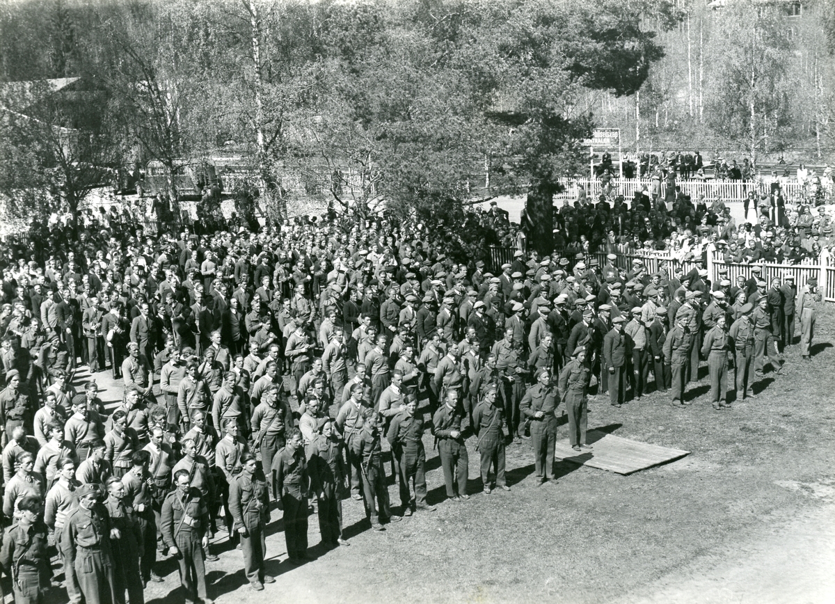 Samling av menn i Heimefronten på Fagernes, pinsa 1945.