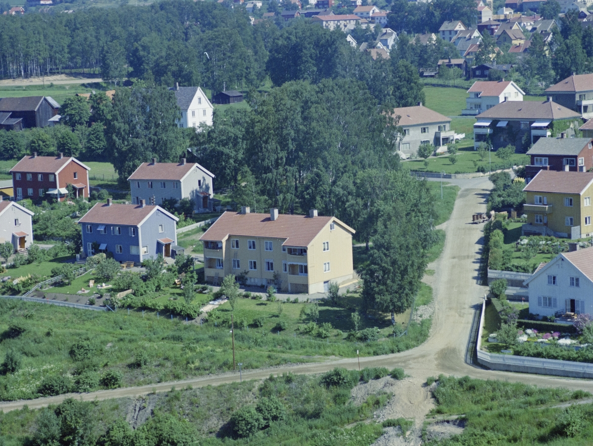 Flyfoto, Lillehammer, Busmoen, bebyggelse i Nøttetrevegen. Busmovegen til høyre. Skjellerud gård i venstre bildekant.