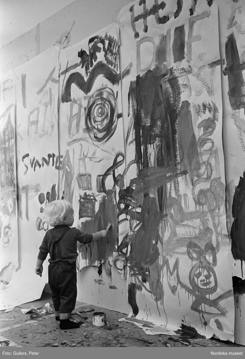 "Modellen", barnverksamhet på Moderna museet, Stockholm. Barn målar på vägg med färg och pensel.