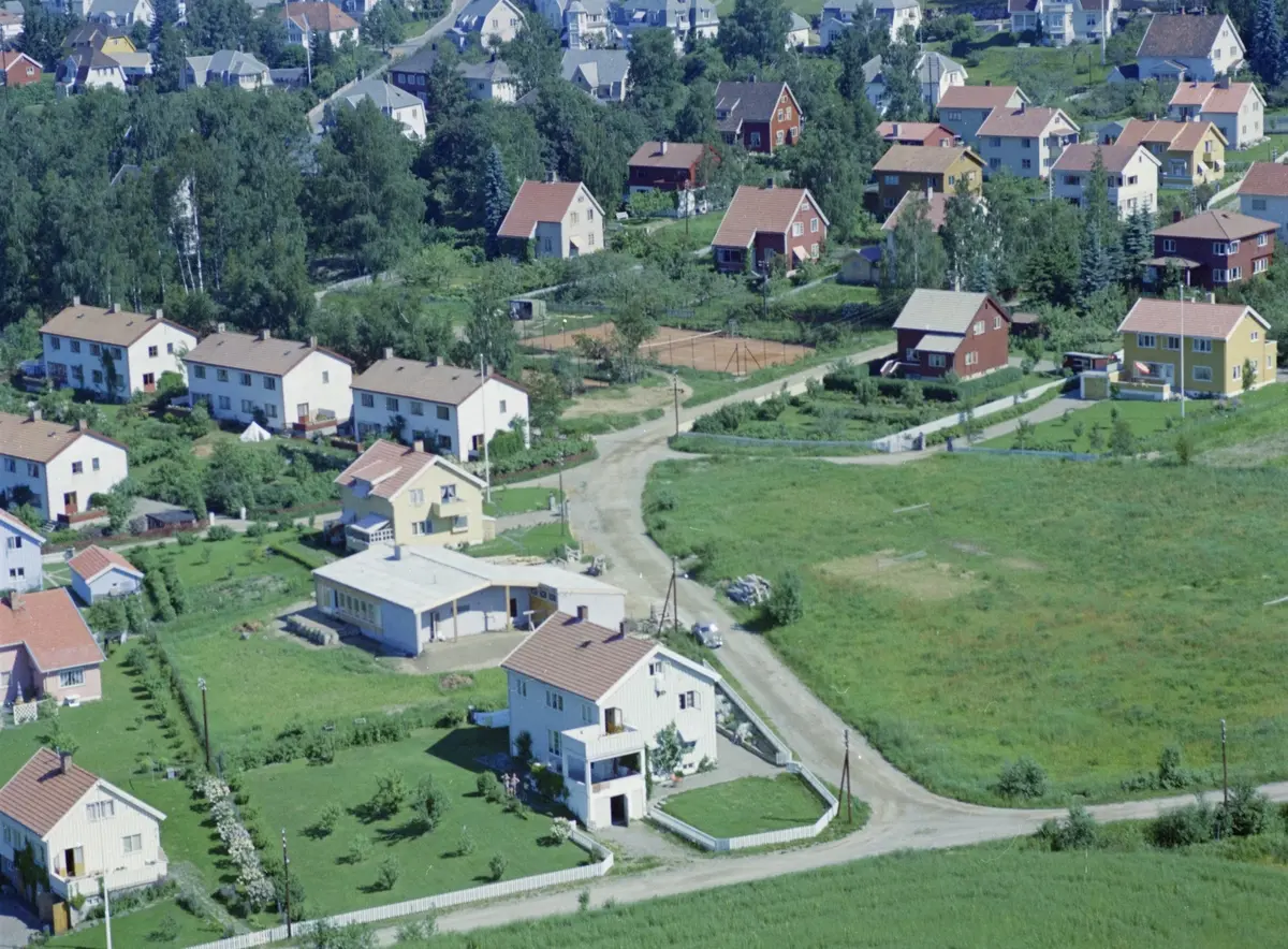 Flyfoto, Lillehammer, bebyggelse, Suttetstad, krysset Bekkefaret og Gustav Frødings veg med hus nr. 7 midt i bildet i front. Frødingsfaret og rekkehusene i Dr. Torps gate 1-9 med tennisbaner bak i bildet.