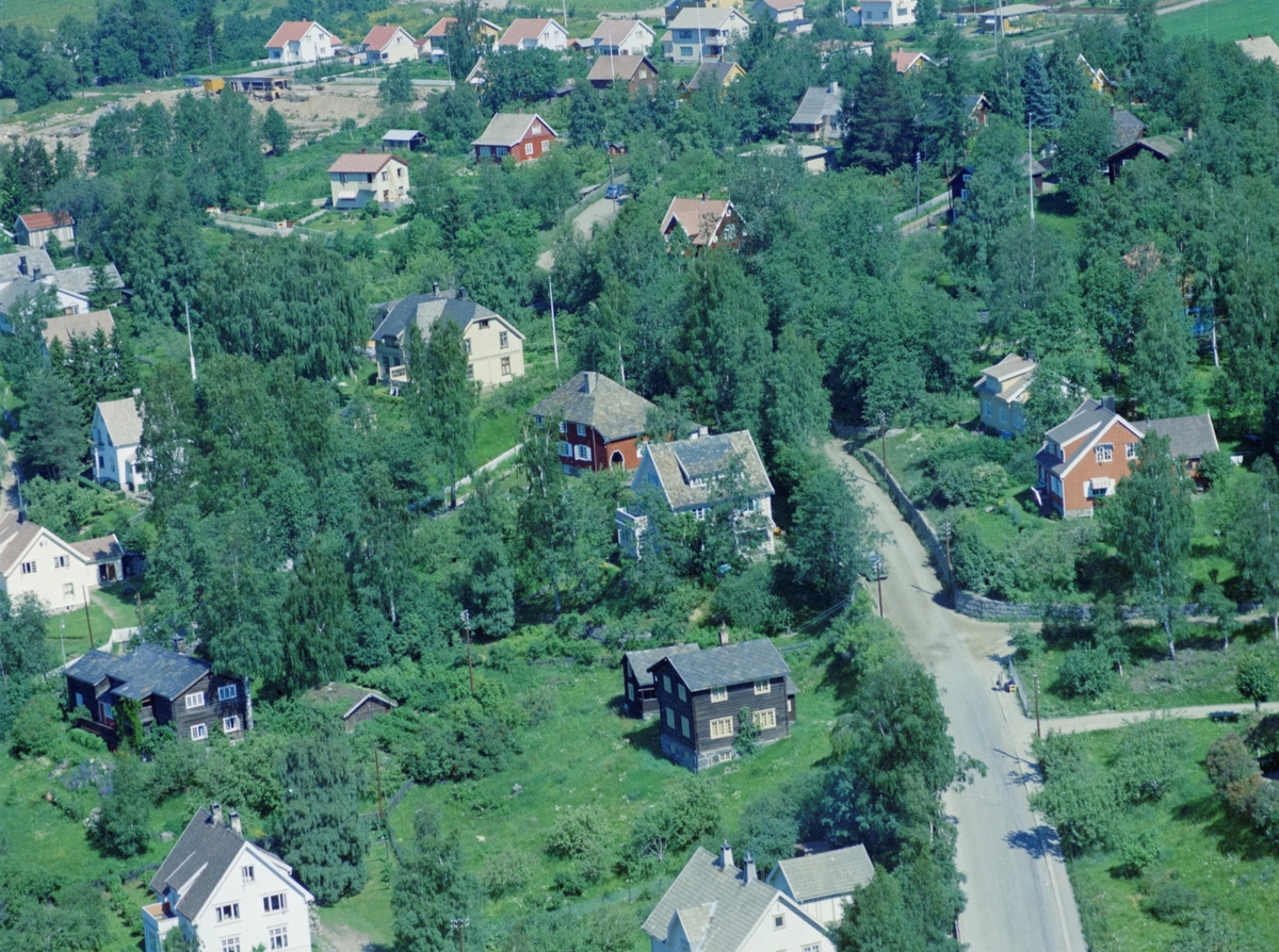 Flyfoto, Lillehammer, bebyggelse. Nordsetervegen går synlig oppover i bildet. Gamle Nordseterveg skimtes så vidt lengst til høyre øverst i bildet. Der skimtes også Bjerkebæk, Sigrid Undseths hjem, brun bygning med hvit flaggstang. Til venstre for Nordsetervgien, midt i bildet, ligger et rosa hus, Nordsetervegen 24 og et rødt, Nordsetervegen nr 26. Begge hus ble bygget av Alf Lundeby, først nr 26 som han solgte i 1931, da han satte opp nr 24, Casa Rosa. Rett nedenfor til venstre ligger et brunt tømmerhus, Erik Buesveg 7, hvor kunstmalerne Thorvald Erichsen, Lars Jorde, Christiane Bjørn Jorde og Ole Mæhle har bodd.