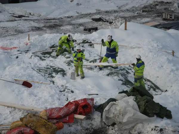 Snøvær kan by på utfordringer i vintersesongen. Vinterkledde arkeologer graver frem båtdeler under dyp snø.