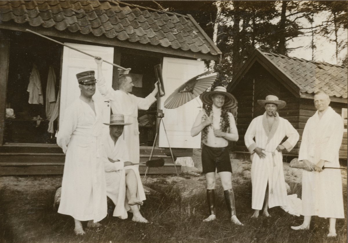 Ett glatt sällskap klädda i badrockar spexar och poserar framför kameran. Tyska officerare på besök hos stridsvagnskursen vid Göta livgardes stridsvagnsbataljon. Major Guderian längst höger.