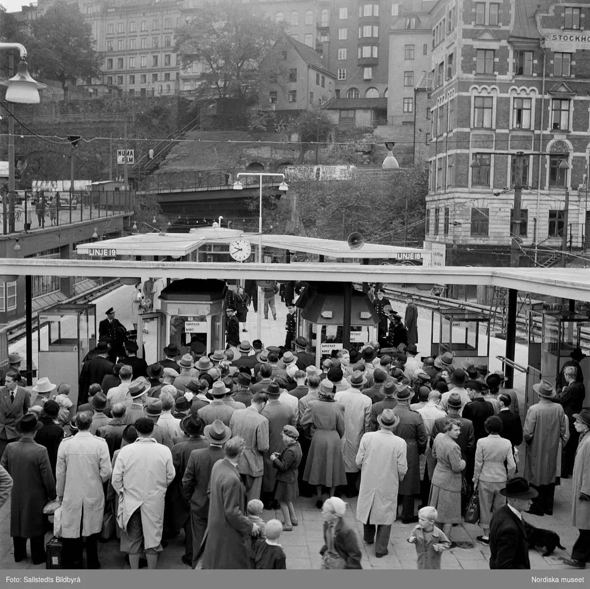 ”Tunnelbanepremiär”  Folkmassa vid invigning av tunnelbanestationen Slussen, Stockholm.