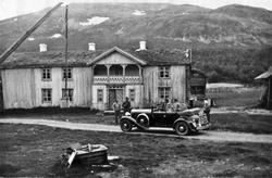 2-etg. bolighus, bil, personer. Holøyen nordre,