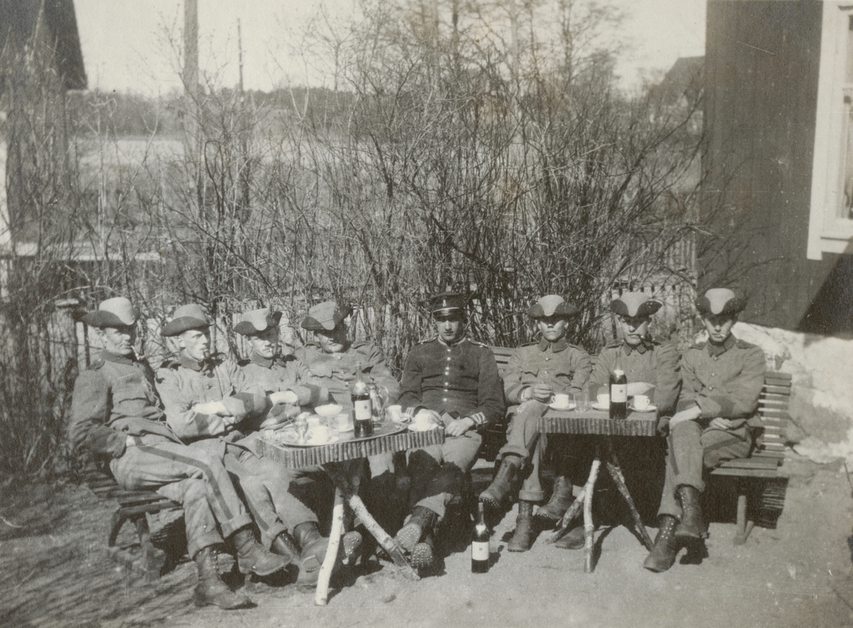 Gruppbild av soldater från Göta livgarde I 2 på en uteservering.