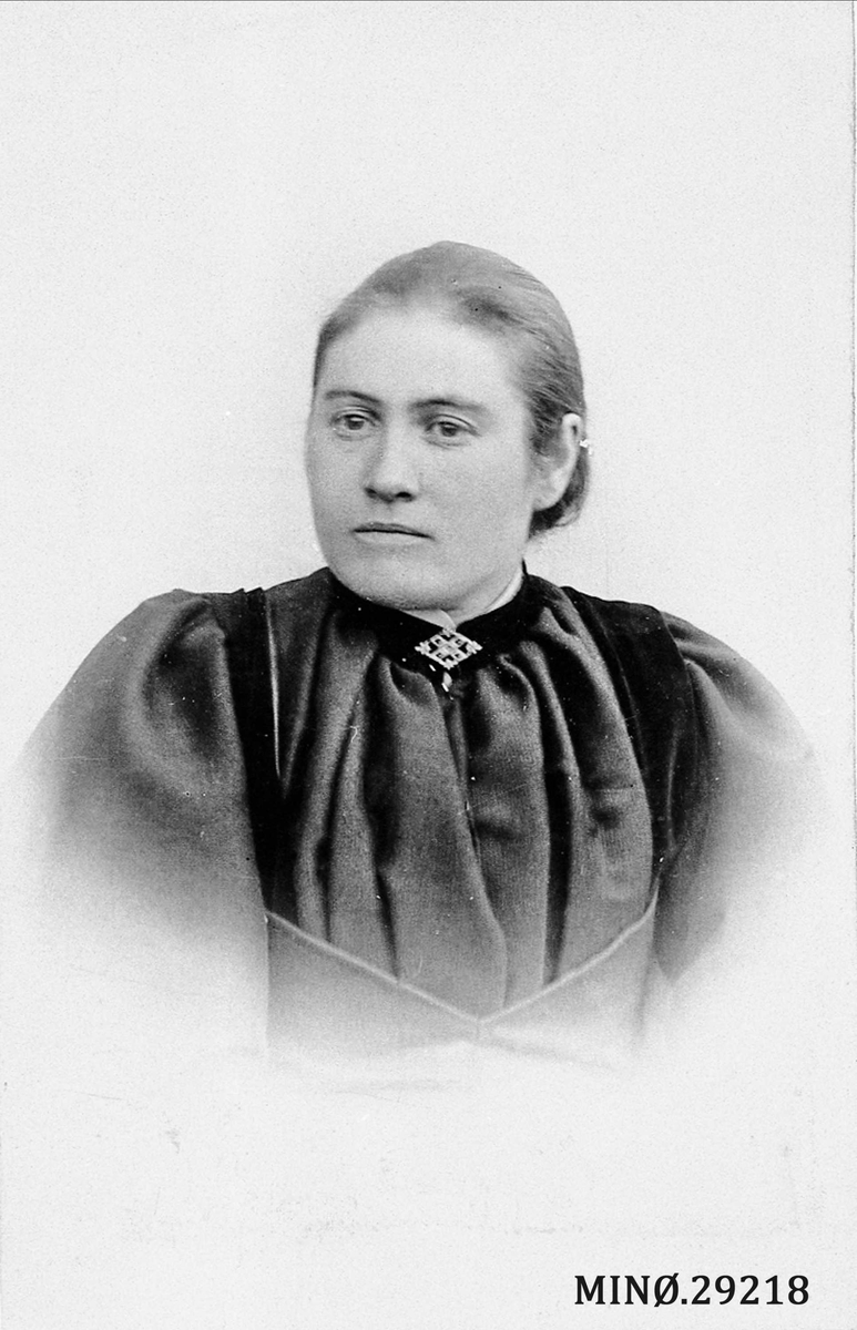 Portrett av kvinne. Ingeborg Trøan, Egnund