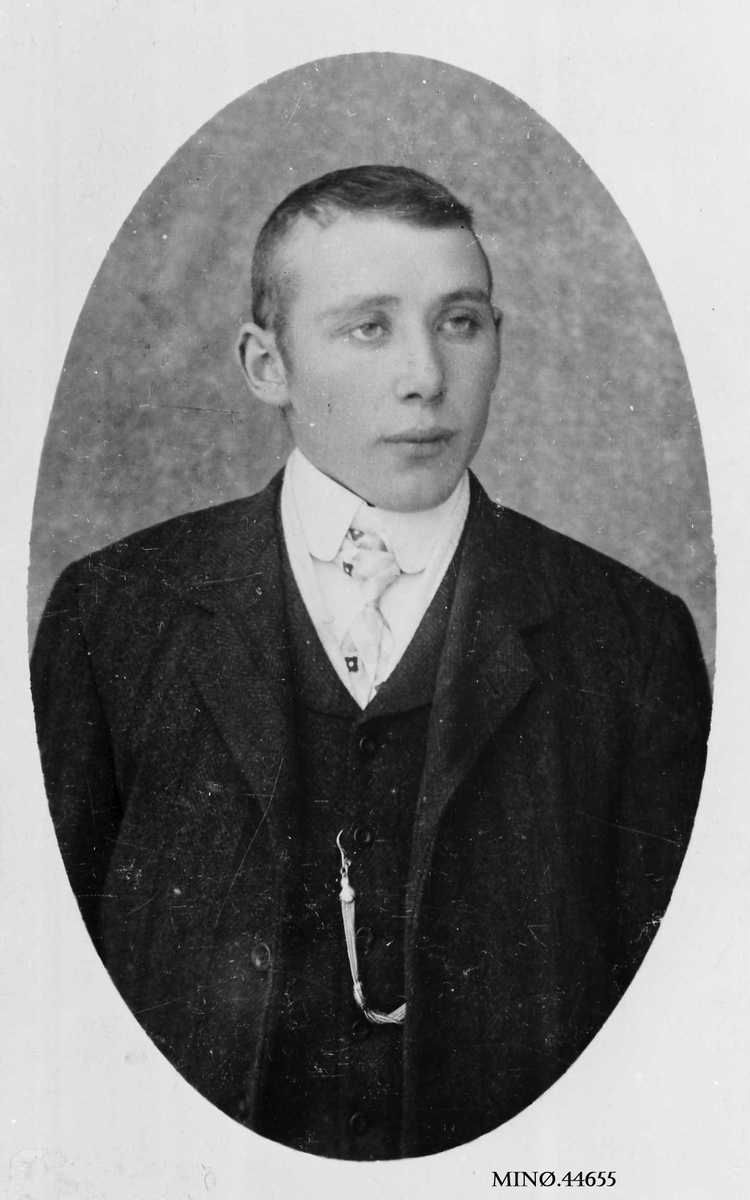 Portrett av ung mann - Edvard Langodden (født 1890). Reiste til Amerika